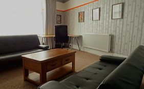 Earthling 1, Apartment